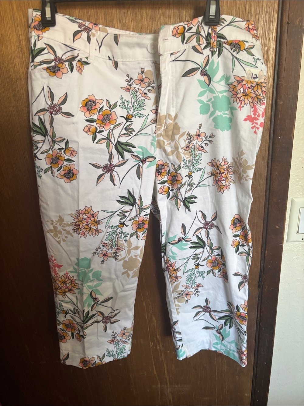 St. John's Bay White Floral Capris - Multicolor Botanical Print